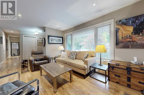 2169 Paisley Avenue, Burlington, ON - Indoor Photo Showing Living Room