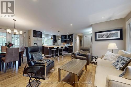 2169 Paisley Avenue, Burlington, ON - Indoor Photo Showing Living Room