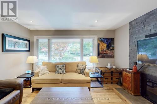 2169 Paisley Avenue, Burlington, ON - Indoor Photo Showing Living Room