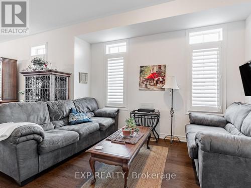 2 Angela Street, Bradford West Gwillimbury, ON - Indoor Photo Showing Living Room