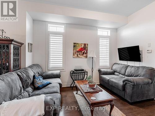 2 Angela Street, Bradford West Gwillimbury, ON - Indoor Photo Showing Living Room