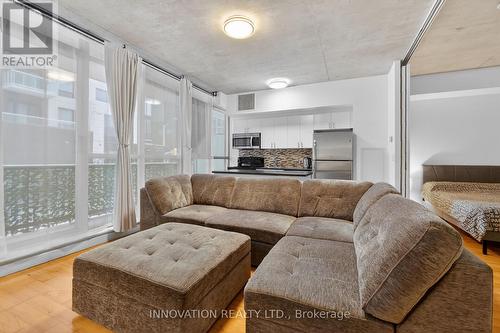 201 - 179 George Street, Ottawa, ON - Indoor Photo Showing Living Room