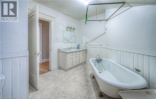 916 Queenston Road, Cambridge, ON - Indoor Photo Showing Bathroom