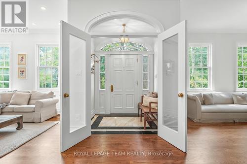 140 Howick Street, Ottawa, ON - Indoor Photo Showing Living Room