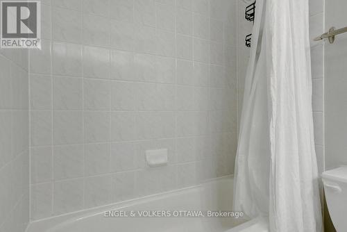 21 Drayton Private, Ottawa, ON - Indoor Photo Showing Bathroom