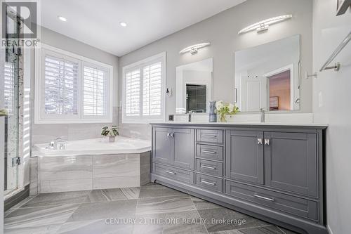 821 Walsh Court, Newmarket, ON - Indoor Photo Showing Bathroom