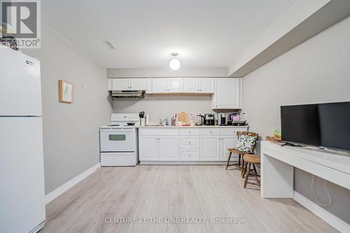 821 Walsh Court, Newmarket, ON - Indoor Photo Showing Kitchen