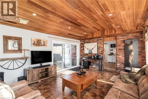 7087 Rainham Road, Dunnville, ON - Indoor Photo Showing Living Room
