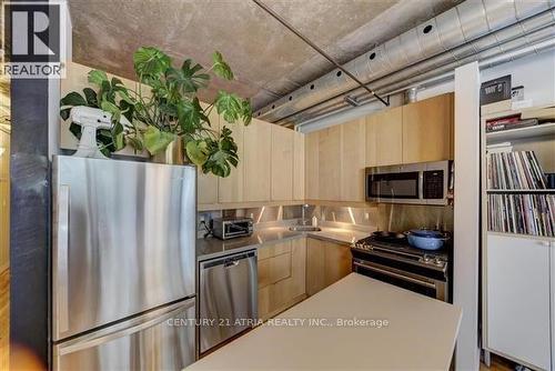202 - 32 Stewart Street, Toronto, ON - Indoor Photo Showing Kitchen