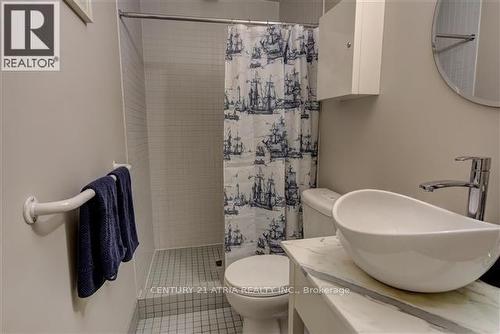 202 - 32 Stewart Street, Toronto, ON - Indoor Photo Showing Bathroom