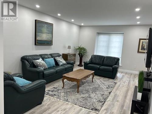 235 Louis Drive, Mississauga, ON - Indoor Photo Showing Living Room