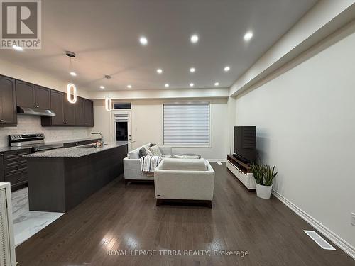 70 Fruitful Crescent, Whitby, ON - Indoor Photo Showing Kitchen