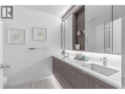 2Xxx 2311 Beta Avenue, Burnaby, BC - Indoor Photo Showing Bathroom