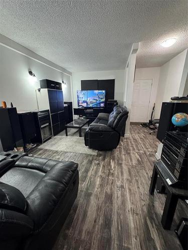 647 17Th Street, Brandon, MB - Indoor