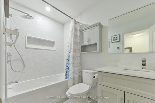 11-435 Hensal Circle, Mississauga, ON - Indoor Photo Showing Bathroom