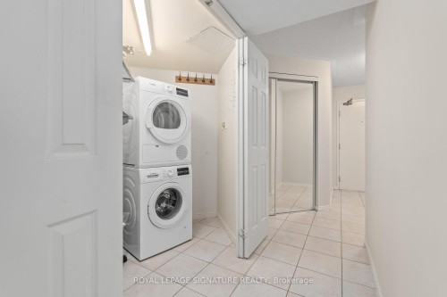 606-887 Bay Street, Toronto, ON - Indoor Photo Showing Laundry Room