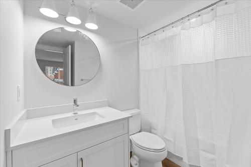 333-1099 Sunset Drive, Kelowna, BC - Indoor Photo Showing Bathroom