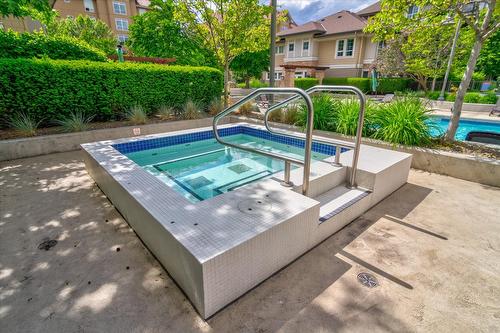 333-1099 Sunset Drive, Kelowna, BC - Outdoor With In Ground Pool With Deck Patio Veranda