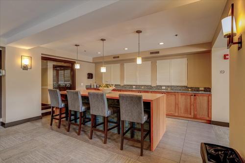 333-1099 Sunset Drive, Kelowna, BC - Indoor Photo Showing Dining Room