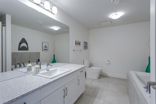 3411 Water Birch Circle Circle, Kelowna, BC - Indoor Photo Showing Bathroom