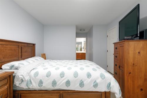 60-1101 Cameron Avenue, Kelowna, BC - Indoor Photo Showing Bedroom