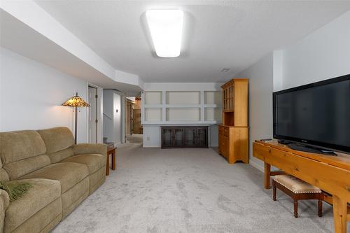 60-1101 Cameron Avenue, Kelowna, BC - Indoor Photo Showing Living Room