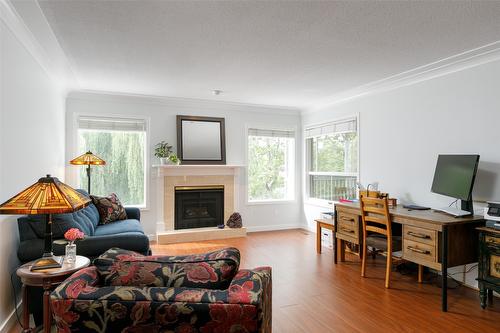60-1101 Cameron Avenue, Kelowna, BC - Indoor Photo Showing Living Room With Fireplace
