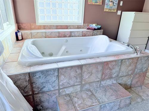 704-5201 Fairway Drive, Fairmont Hot Springs, BC - Indoor Photo Showing Bathroom