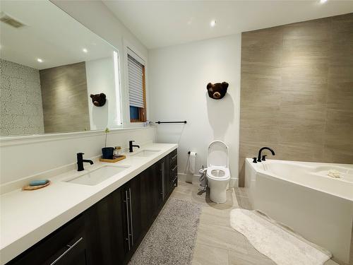 501-7291 Prospector Avenue, Radium Hot Springs, BC - Indoor Photo Showing Bathroom