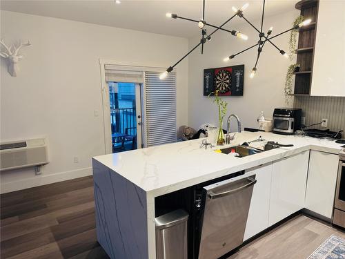 501-7291 Prospector Avenue, Radium Hot Springs, BC - Indoor Photo Showing Kitchen