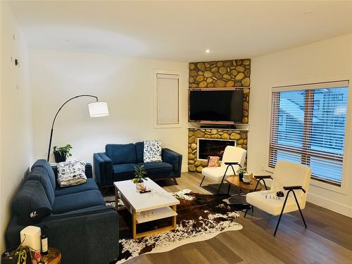 501-7291 Prospector Avenue, Radium Hot Springs, BC - Indoor Photo Showing Living Room
