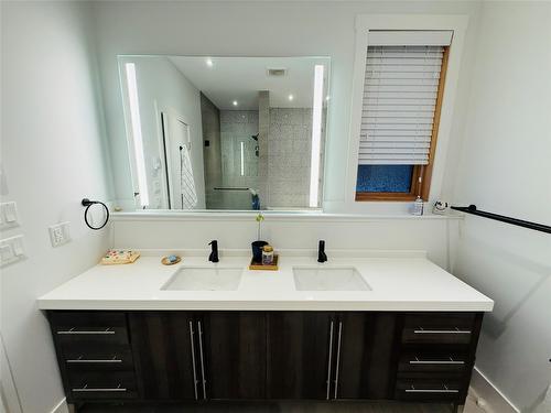 501-7291 Prospector Avenue, Radium Hot Springs, BC - Indoor Photo Showing Bathroom