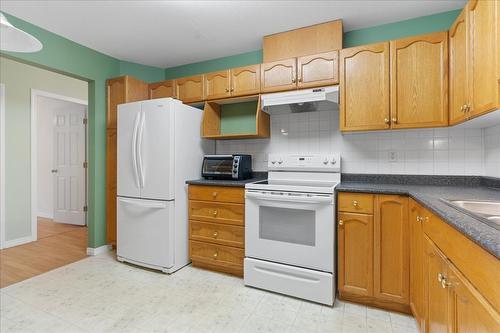 403-3806 35 Avenue, Vernon, BC - Indoor Photo Showing Kitchen