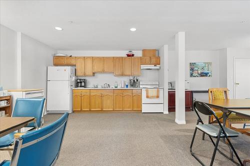 403-3806 35 Avenue, Vernon, BC - Indoor Photo Showing Kitchen