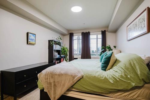 112-3739 Casorso Road, Kelowna, BC - Indoor Photo Showing Bedroom