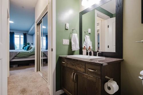 112-3739 Casorso Road, Kelowna, BC - Indoor Photo Showing Bathroom