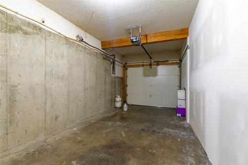 1527 40 Street, Vernon, BC - Indoor Photo Showing Garage