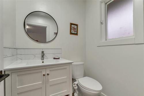 1527 40 Street, Vernon, BC - Indoor Photo Showing Bathroom