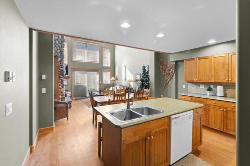 33-7640 Porcupine Road, Big White, BC - Indoor Photo Showing Kitchen With Double Sink