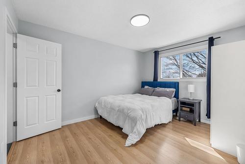 480 Eastbourne Road, Kelowna, BC - Indoor Photo Showing Bedroom