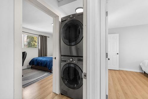 480 Eastbourne Road, Kelowna, BC - Indoor Photo Showing Laundry Room