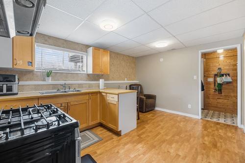480 Eastbourne Road, Kelowna, BC - Indoor Photo Showing Kitchen With Double Sink