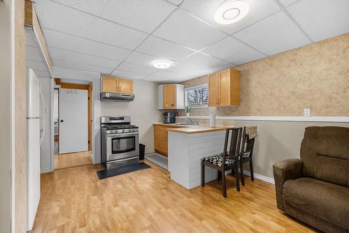 480 Eastbourne Road, Kelowna, BC - Indoor Photo Showing Kitchen