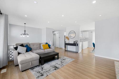 480 Eastbourne Road, Kelowna, BC - Indoor Photo Showing Living Room