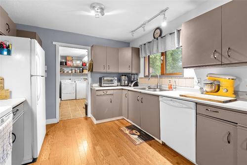 327 Evergreen Way, Vernon, BC - Indoor Photo Showing Kitchen With Double Sink