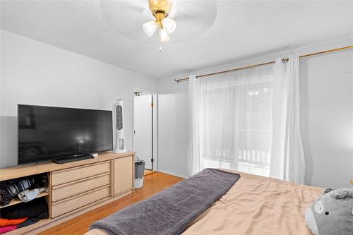 327 Evergreen Way, Vernon, BC - Indoor Photo Showing Bedroom