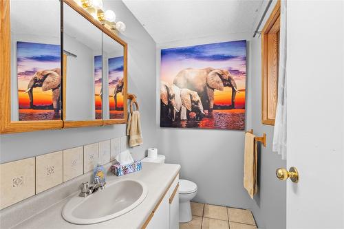 327 Evergreen Way, Vernon, BC - Indoor Photo Showing Bathroom