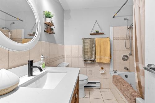 327 Evergreen Way, Vernon, BC - Indoor Photo Showing Bathroom