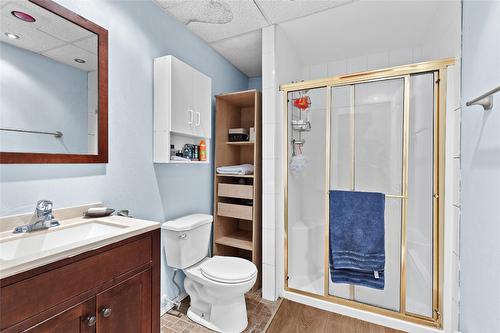 327 Evergreen Way, Vernon, BC - Indoor Photo Showing Bathroom