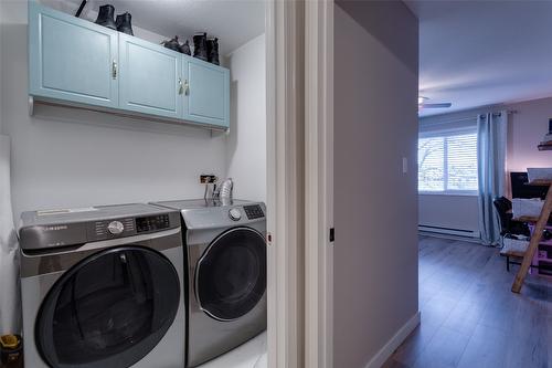 110-400 Sutton Crescent, Kelowna, BC - Indoor Photo Showing Laundry Room